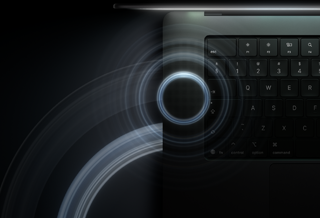 MacBook Pro mit PROLED XDR Display, geöffnet, Farbe Space Schwarz, Tastatur wird vom Display beleuchtet, Kreise, die Schallwellen darstellen, gehen von oben und der linken Seite des Laptopgehäuses aus