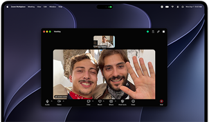 MacBook Pro mit PROLED XDR Display, Farbe Silber, das Display zeigt einen laufenden Videoanruf mit zwei Personen in einer sonnendurchfluteten Stadt, die einer Person zu Hause zuwinken